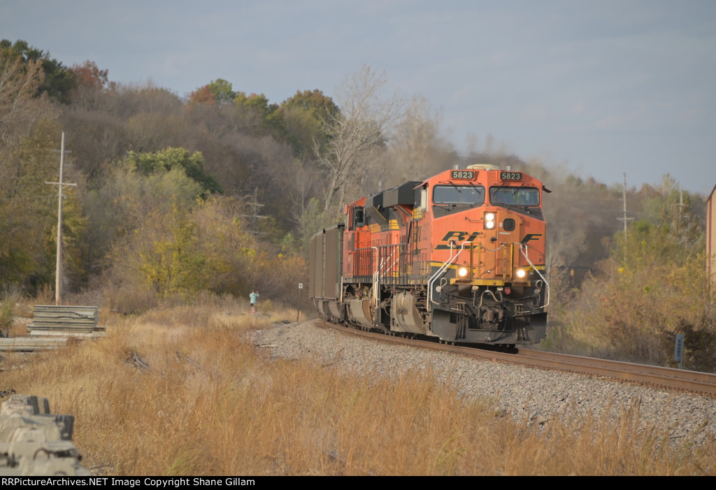 BNSF 5823